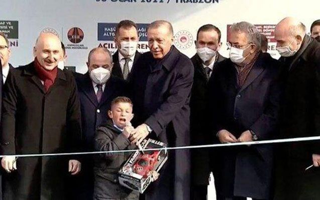 Ərdoğandan mikrofonu alan uşaq çıxışı ilə gündəm oldu -       VİDEO