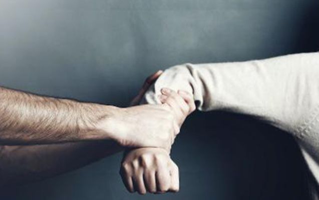 Bakıda gənc qız bir qrup şəxs tərəfindən küçədə döyüldü