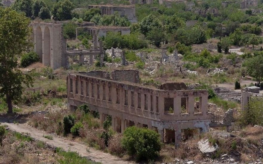 Laçında məskunlaşmış ermənilərin əşyalarını öz soydaşları yağmalayır -     VİDEO