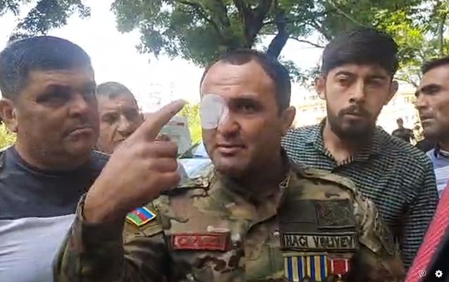 Əmək və Əhalinin Sosial Müdafiəsi Nazirliyinin qarşısında gərginlik:     Hacı Vəliyev Fazil Talıbovun yaxasından yapışdı