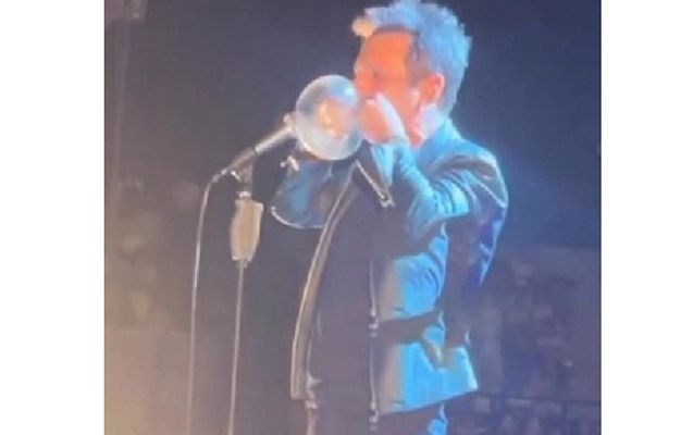 Teoman konsertdə dodağına pomada çəkdi -     VİDEO