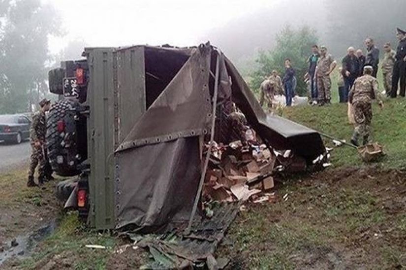 Ermənistanda hərbçiləri daşıyan yük maşını aşıb, 11 nəfər yaralanıb