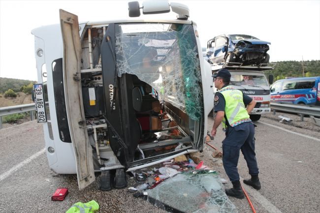 Turistləri daşıyan avtobus qəzaya uğrayıb, ölən və yaralılar var