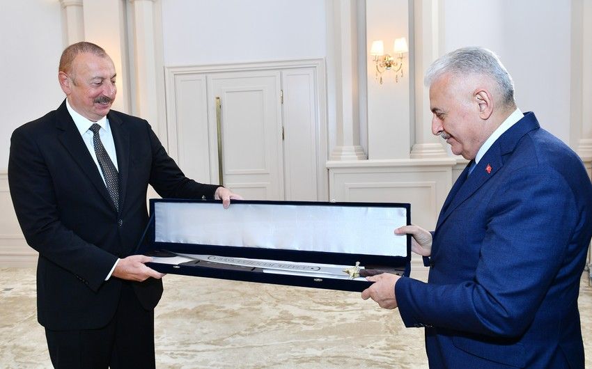 Prezident İlham Əliyevə Fateh Sultan Mehmedin qılıncının eynisi hədiyyə olundu