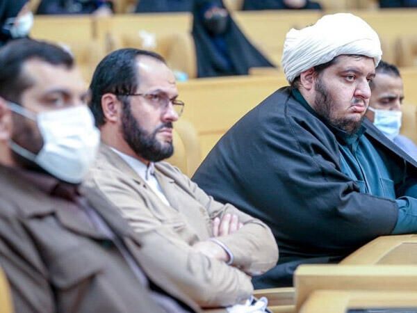Köhnə mollalar, köhnə və özündən başqa, kimsəni qorxuda bilməyən Tehran...