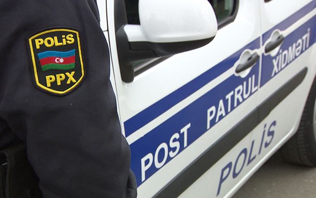 Küçədə dava düşdü, polisin forması zədələndi