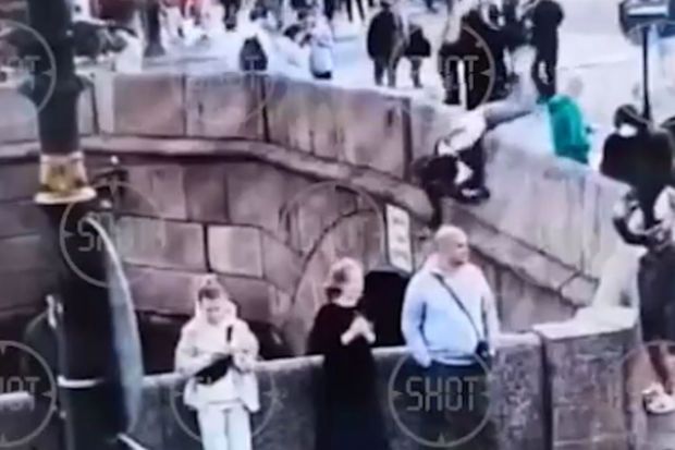 Qız sevgilisinin qucağından kanala düşdü -     VİDEO
