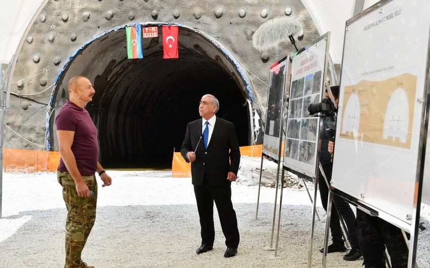 Prezident Toğanalı-Kəlbəcər avtomobil yolunun 13-cü kilometrliyində inşa edilən iki tunelin tikintisi ilə tanış olub