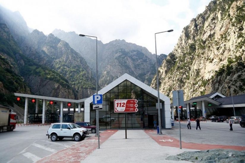 Gürcüstan Rusiyaya gedən yük maşınlarına Azərbaycandan keçməyi təklif edib