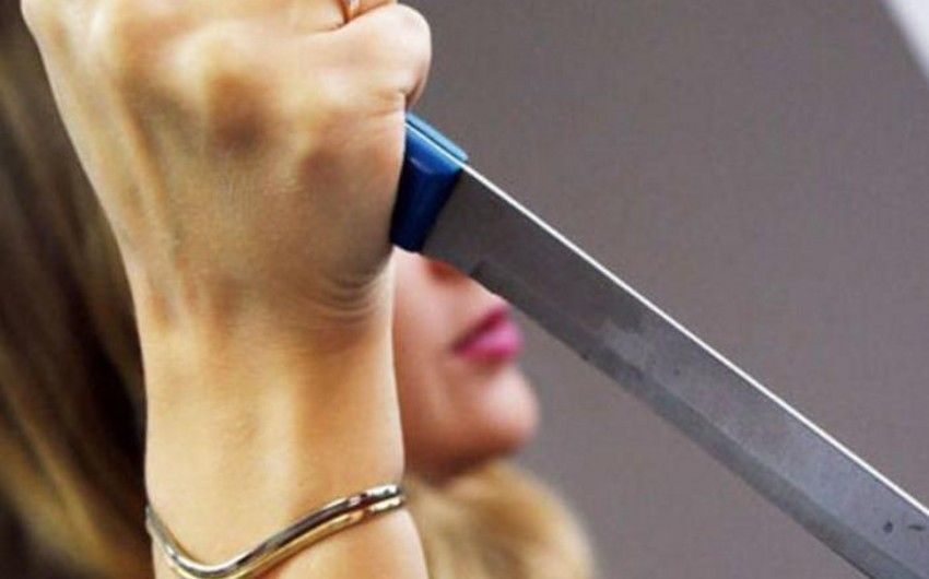 Anasının sevgilisini bıçaqlayan qıza hökm oxundu