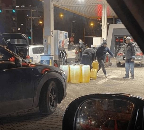 Rumıniyada əhali kütləvi şəkildə yanacaq alır