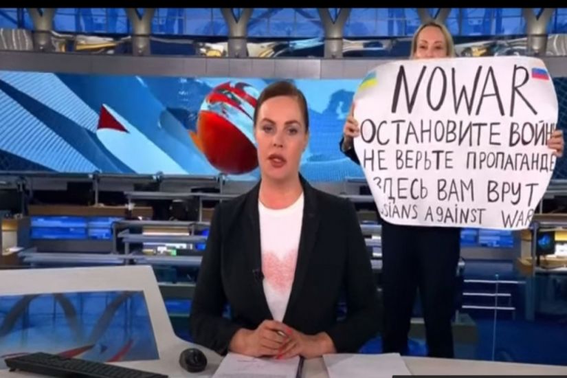Rusiya məhkəməsi canlı yayımda plakat açan televiziya əməkdaşı ilə bağlı qərar verdi