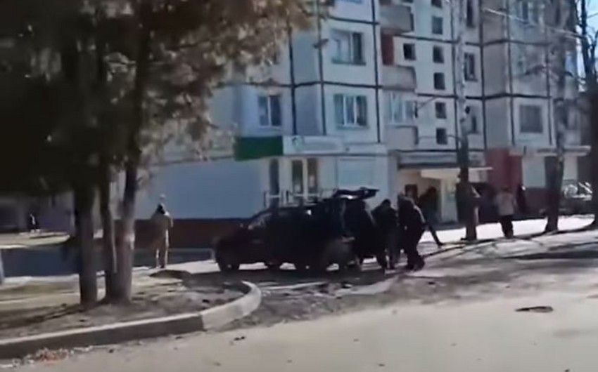 Rusiya hərbçiləri çörək növbəsi gözləyən sakinləri atəşə tutub, 10 nəfər ölüb -   VİDEO