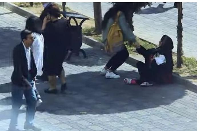 Azərbaycanda jurnalist “dilənçi” oldu, 1 saata görün nə qədər qazandı -     VİDEO