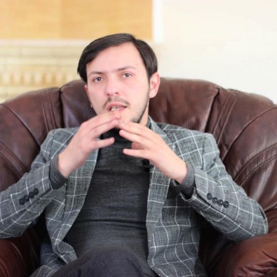 Partiya sədri: “Vəzifəsini dondurub, başına “parik” taxmış adama nə cavab vermək olar?”