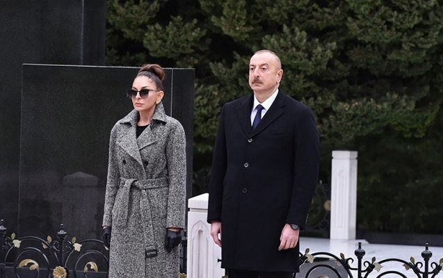 Prezident İlham Əliyev, birinci xanım Mehriban Əliyeva və ailə üzvləri Ulu Öndər Heydər Əliyevin Fəxri xiyabanda məzarını ziyarət ediblər