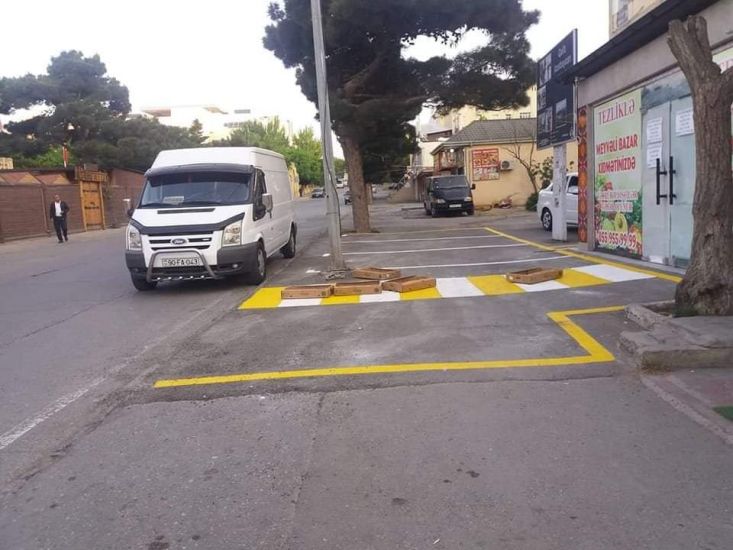 Bakının Badamdar qəsəbəsində piyada səkisi parkinqə çevrildi