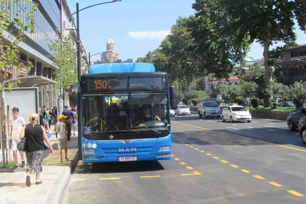 Sərnişin avtobusunda dəhşətli QƏTL:     Arvadının boğazını kəsdi