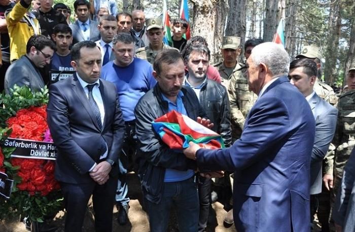 Tovuz  RİH: İcra başçısı həyəcanlanıb, bayrağı səliqəyə sala bilməyib -         VİDEO