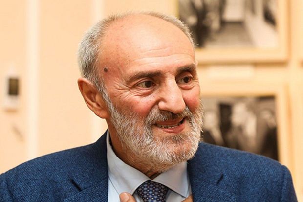 Akif İslamzadə: "Şərəfinə millətimizin bayrağı qaldırlıb, himni səsləndirilən bir şəxsin əlindən mükafat almaq ikiqat şərəflidir" -       VİDEO