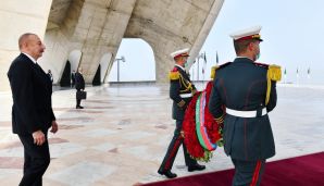 İlham Əliyevin Əlcəzairin paytaxtında Şəhidlər abidəsini və Milli Mücahidlər Muzeyini ziyarət etdi -             YENİLƏNDİ - 2 — foto 2