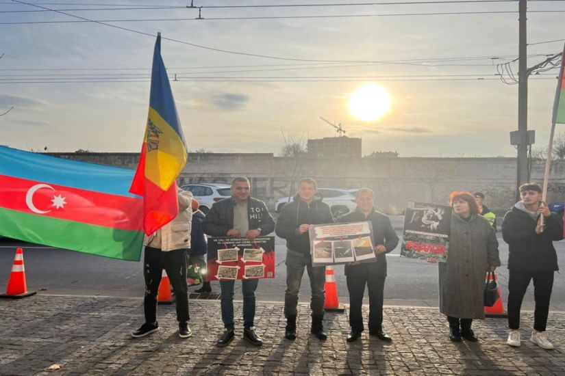 Moldovadakı azərbaycanlılar Fransa Səfirliyi qarşısında dinc aksiya keçirdi