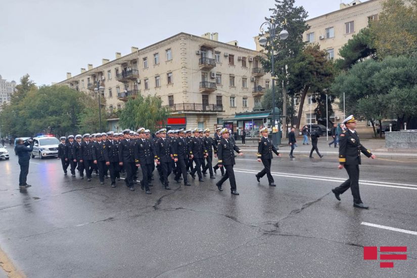 Zəfər Günündə hərbi orkestrin müşayiəti ilə yürüş keçirildi -       FOTO - YENİLƏNDİ
