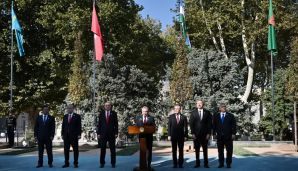 Zirvə Görüşündə iştirak edən dövlət və hökumət başçıları Səmərqəndin "Registan" meydanında ağac əkiblər -   YENİLƏNDİ — foto 1