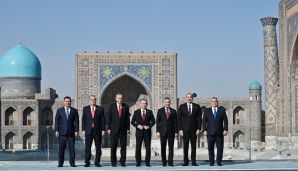 Zirvə Görüşündə iştirak edən dövlət və hökumət başçıları Səmərqəndin "Registan" meydanında ağac əkiblər -   YENİLƏNDİ — foto 2