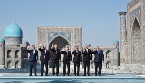 Zirvə Görüşündə iştirak edən dövlət və hökumət başçıları Səmərqəndin "Registan" meydanında ağac əkiblər -   YENİLƏNDİ — foto 3