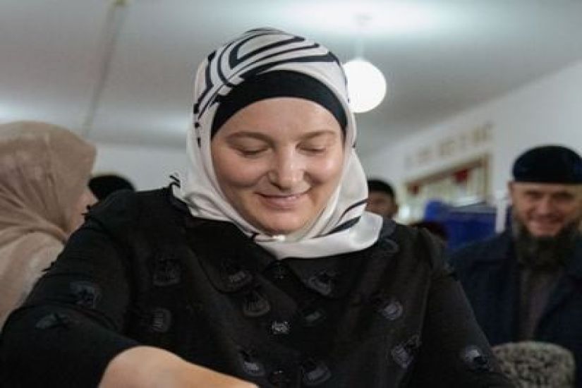 Putin Kadırovun həyat yoldaşına “Qəhrəman ana” fəxri adı verdi