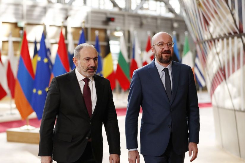 Şarl Mişel Paşinyanla regiondakı vəziyyəti müzakirə etdi