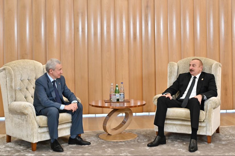 Prezident “Yedinaya Rossiya”nın Ali Şurası Bürosunun üzvünü qəbul etdi