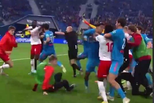 Futbolda KÜTLƏVİ DAVA:       6 futbolçuya qırmızı kart verildi - VİDEO