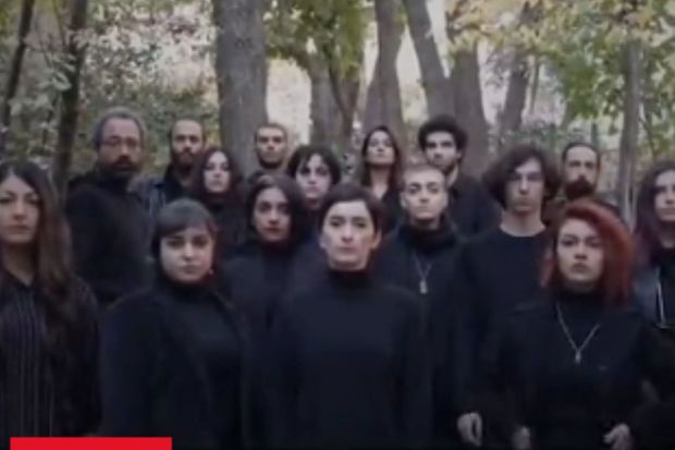 İranda teatr işçiləri hicabdan imtina etdilər -     VİDEO