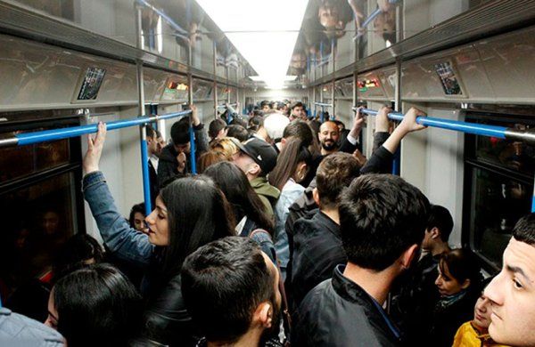 Metroda qadının cibindən telefon oğurlayan şəxs saxlanılıb