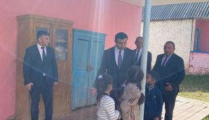 İcra başçısı direktoru məktəbdə tapmayıb, Təhsil İdarəsi qarşısında məsələ qaldırıldı -           FOTO — foto 4