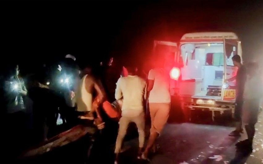 Hindistanda zəvvarları daşıyan traktor gölməçəyə düşüb, 26 nəfər ölüb