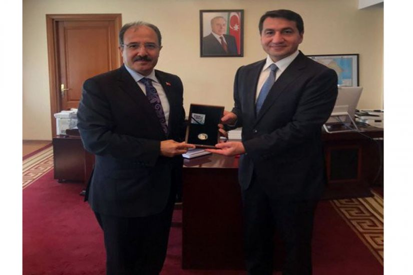Türkiyə səfiri Hikmət Hacıyevə Qarabağ Zəfərinə həsr olunmuş xatirə sikkəsini təqdim etdi