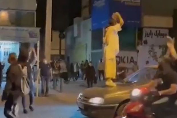 Şirazlı gənclər “diktatora ölüm olsun” şüarı ilə küçələrə axışdılar -     VİDEO