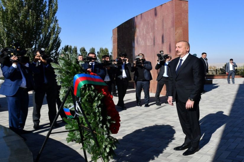 Prezident Bişkekdə “Ata-Beyit” Milli Tarixi-Memorial Kompleksini ziyarət etdi -   YENİLƏNDİ