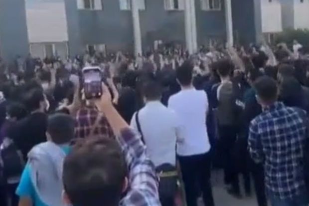 İranda tələbələr etiraz aksiyası keçirdilər: “Bu il qan ilidir, Xameneyi devrilməlidir” -     VİDEO