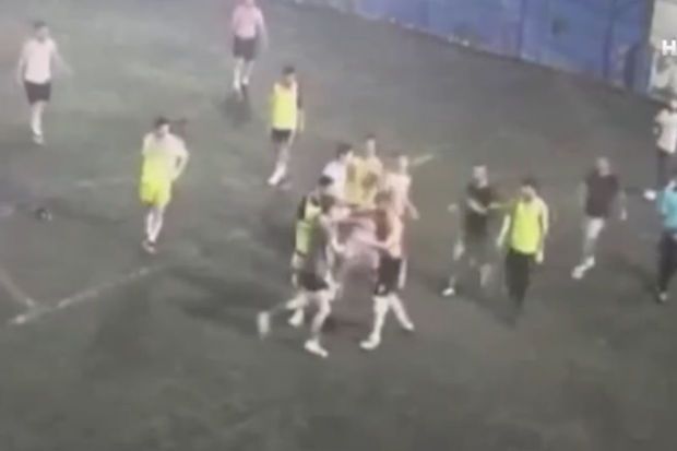 Futbol yarışı döyüş meydançasına çevrildi -       VİDEO