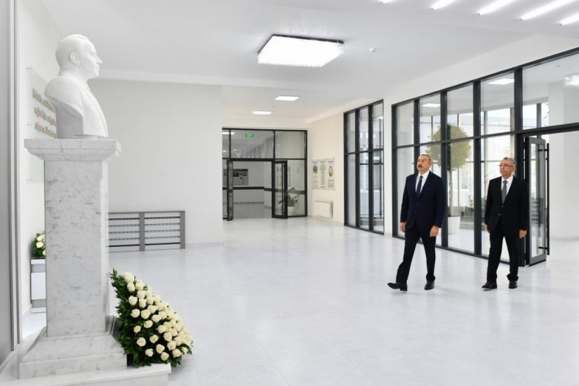 Prezident Bakıda yeni inşa edilmiş məktəb kompleksində yaradılmış şəraitlə tanış olub