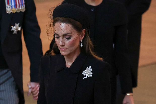 Keyt Middlton dəfn mərasiminə II Elizabetin nişanı və şahzadə Diananın sırğaları ilə qatıldı