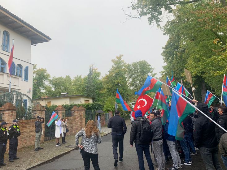 Azərbaycan icması Berlində Ermənistan səfirliyi önündə piket keçirdi