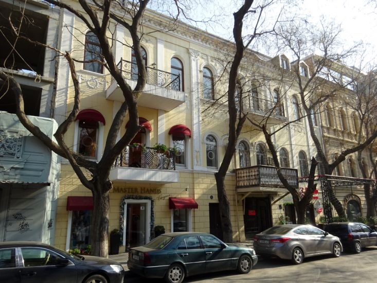 Bakıda tarixi bina rəngləndi – “Bu, təsadüfi insanların Mədəniyyət Nazirliyində vəzifələrə təyin edilmələrinin nəticəsidir” -     FOTO