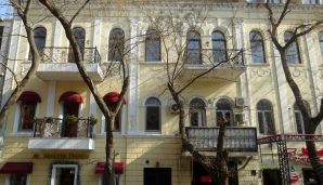 Bakıda tarixi bina rəngləndi – “Bu, təsadüfi insanların Mədəniyyət Nazirliyində vəzifələrə təyin edilmələrinin nəticəsidir” -     FOTO — foto 4