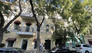 Bakıda tarixi bina rəngləndi – “Bu, təsadüfi insanların Mədəniyyət Nazirliyində vəzifələrə təyin edilmələrinin nəticəsidir” -     FOTO — foto 7