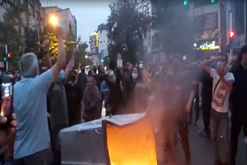 İranda ara qarışdı, polis avtomobili yandırıldı
